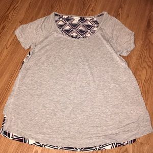 Median gray/triangular shirt